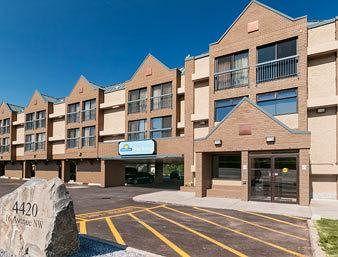 Exterior - Days Inn Calgary Northwest Exterior - Days Inn Calgary Northwest