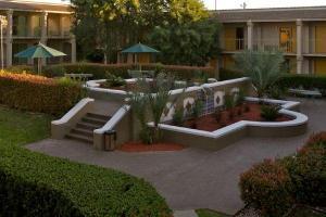North Austin Plaza Hotel & Suites North Austin Plaza Hotel & Suites