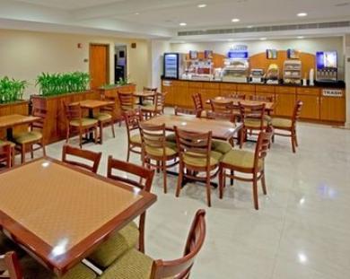 Holiday Inn Express Queens - M Holiday Inn Express Queens - M
