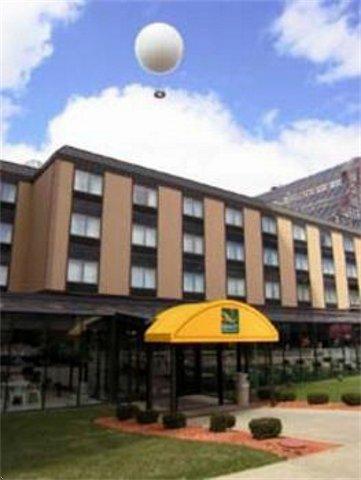 Quality Hotel & Suites Niagara Falls Quality Hotel & Suites Niagara Falls