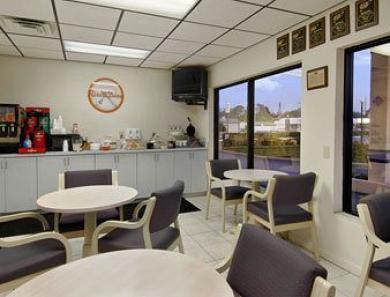 Howard Johnson Express Inn Suites - South Tampa Airport Howard Johnson Express Inn Suites - South Tampa Airport