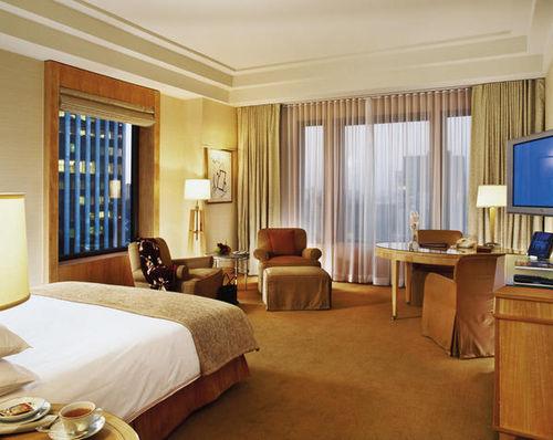 Guestroom - Four Seasons Hotel New York