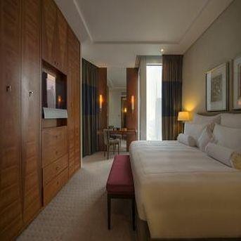 Guestroom - Jumeirah Emirates Towers